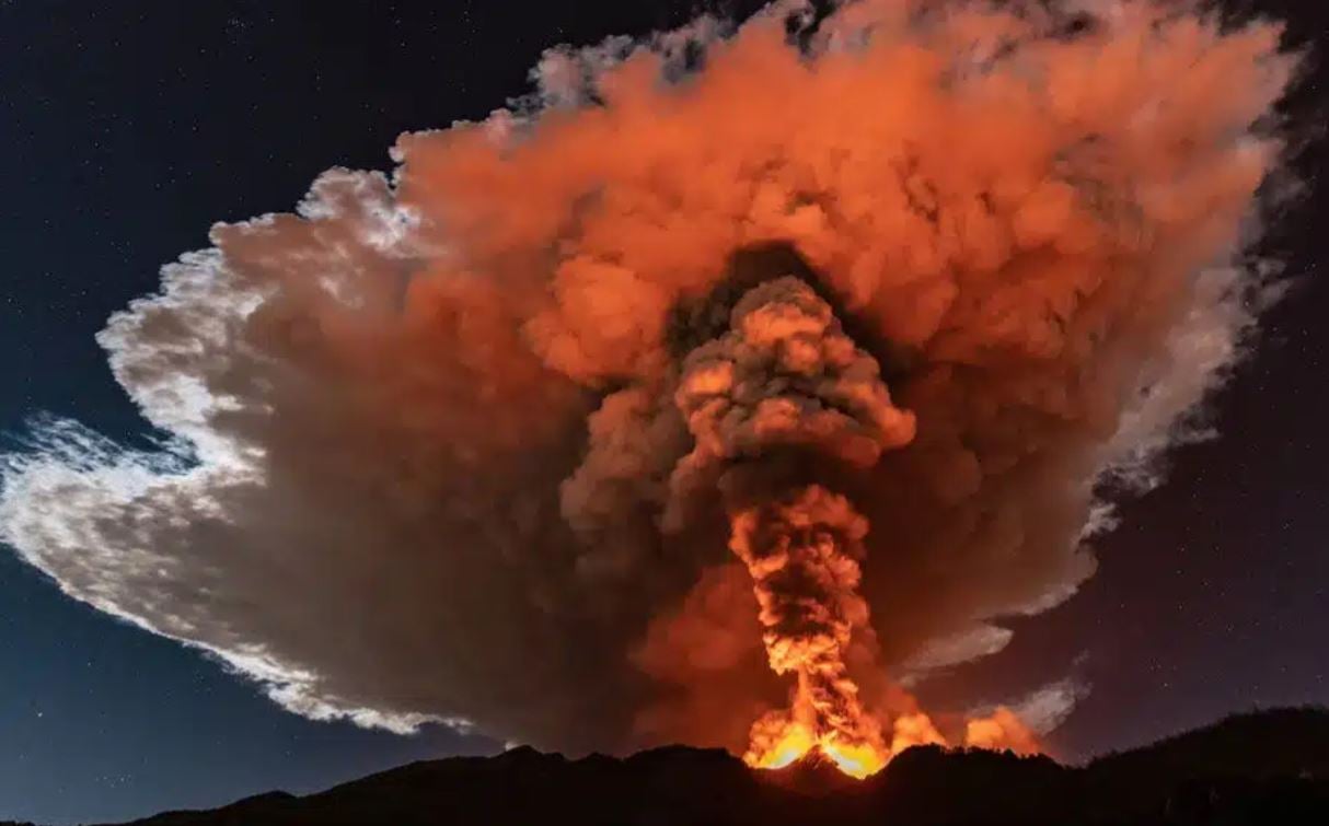Αίτνα: Εντυπωσιακές εικόνες από την νυχτερινή έκρηξη του ηφαιστείου