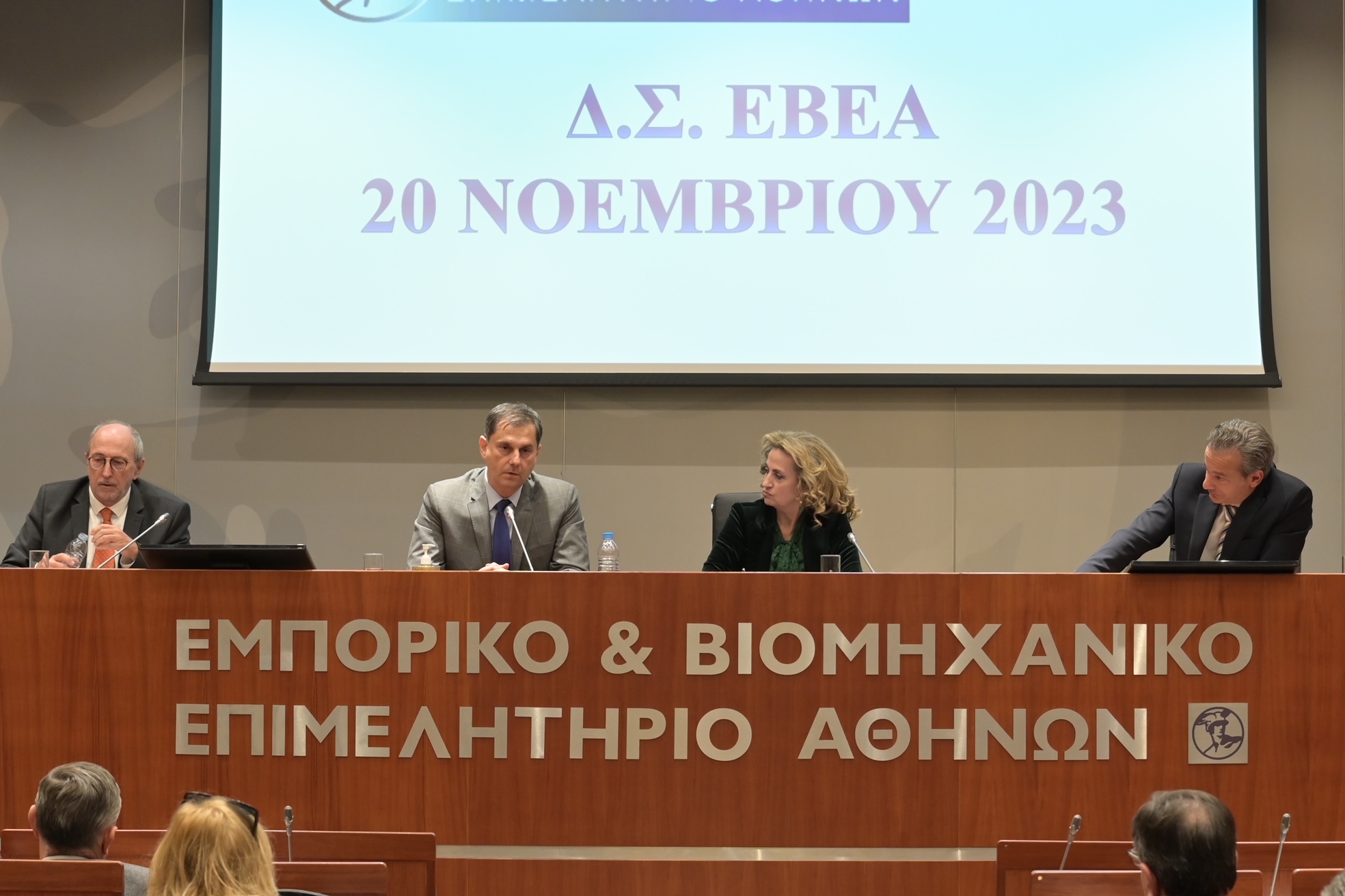ΕΒΕΑ: Ο υφυπουργός Οικονομικών Χάρης Θεοχάρης στη συνεδρίαση του Διοικητικού Συμβουλίου