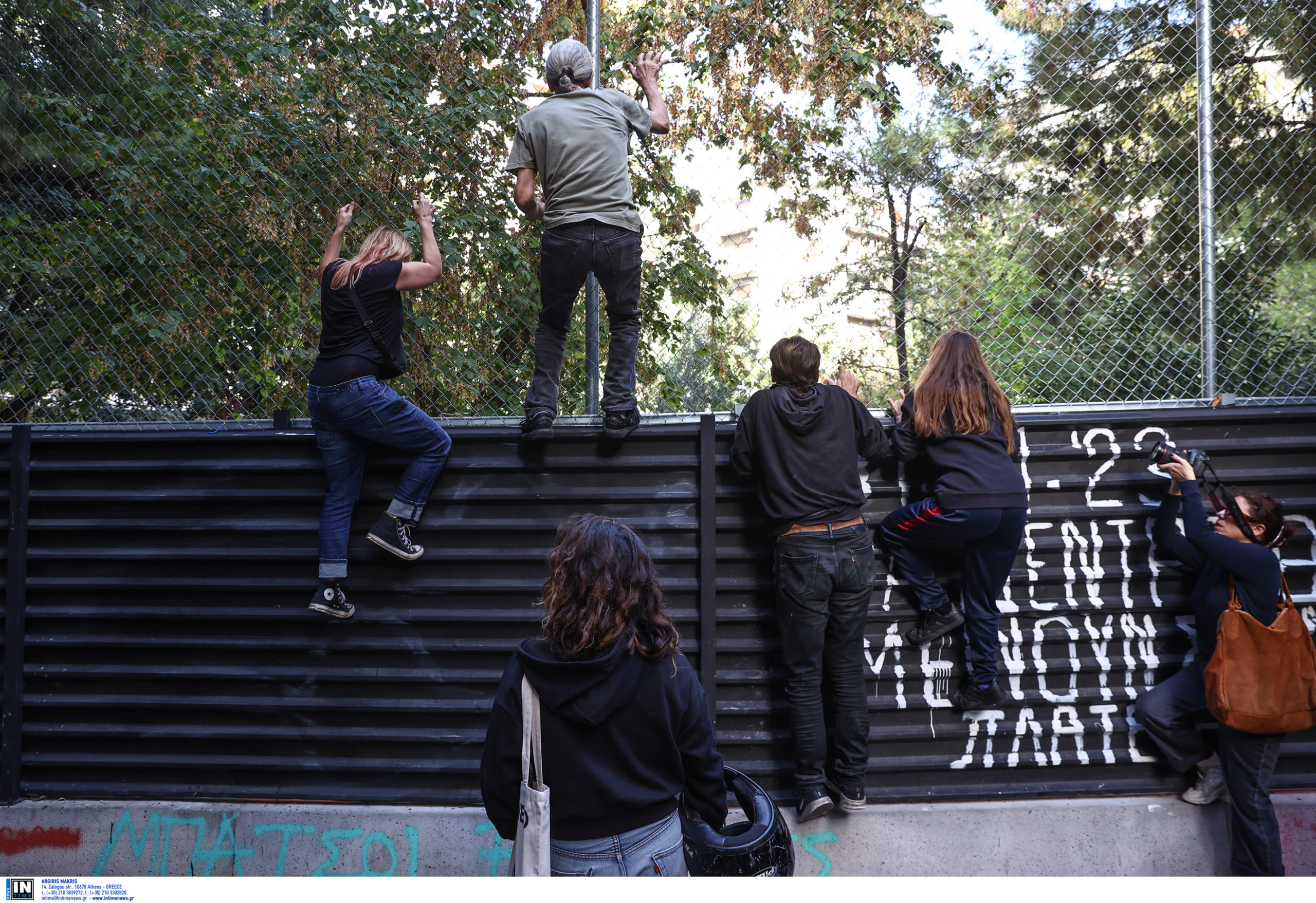 Εξάρχεια: Ένταση μεταξύ αστυνομικών και κατοίκων που αντιδρούν στην κοπή δέντρων για τις εργασίες στο μετρό – Η αντίδραση του Χάρη Δούκα