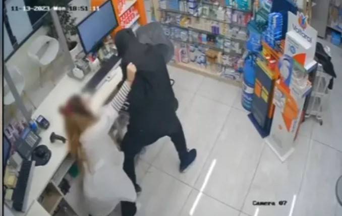 Κερατσίνι: «Ξέσπασα σε κλάματα μετά την ληστεία» – Τι λέει στο enikos.gr η υπάλληλος του φαρμακείου του Σπύρου Μαρτίκα