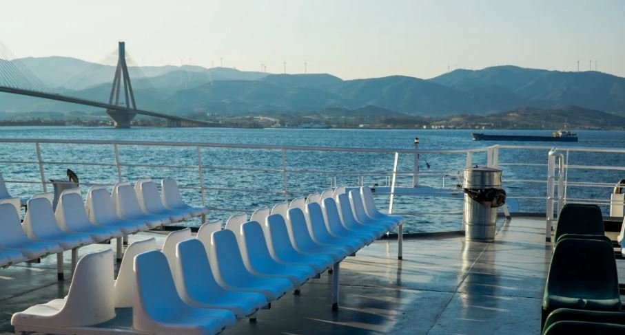 Συνελήφθη καπετάνιος στην Πάτρα – Είχε δώσει το πηδάλιο σε συνταξιούχο