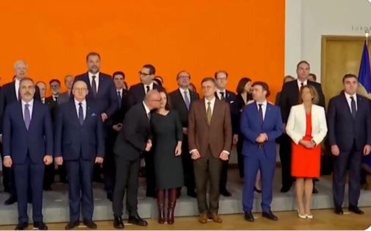 Το φιλί του Κροάτη ΥΠΕΞ στην Μπέρμποκ