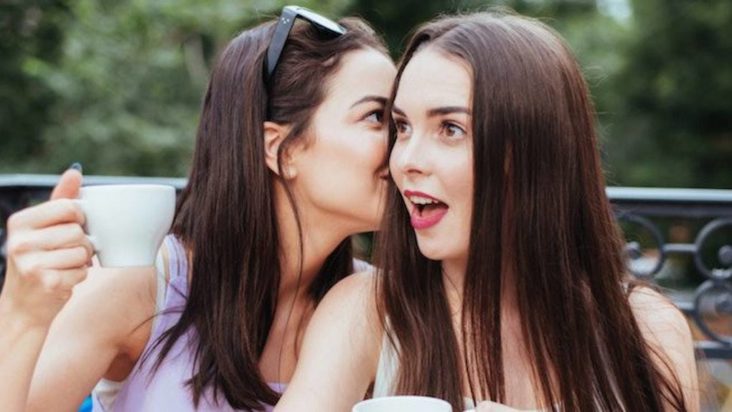 φίλοι πίσω από την πλάτη ψίθυροι