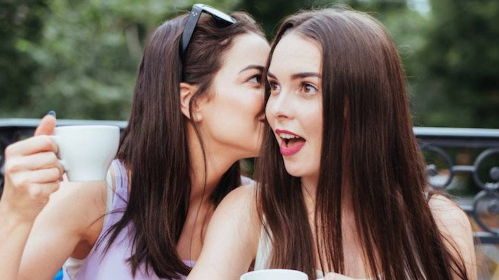 φίλοι πίσω από την πλάτη ψίθυροι