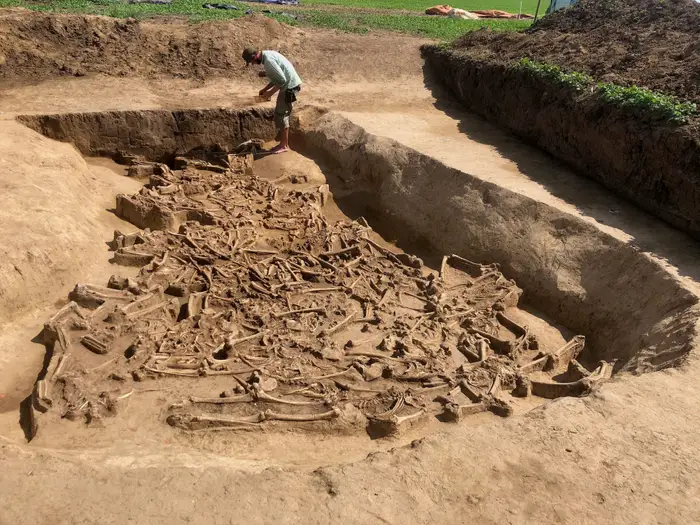 Δεκάδες ακέφαλα πτώματα σε ομαδικό τάφο 7.000 ετών