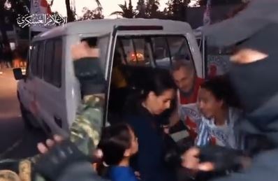 Χαμάς: Nέο βίντεο δείχνει την τρίτη παράδοση ομήρων στον Ερυθρό Σταυρό στην πόλη της Γάζας