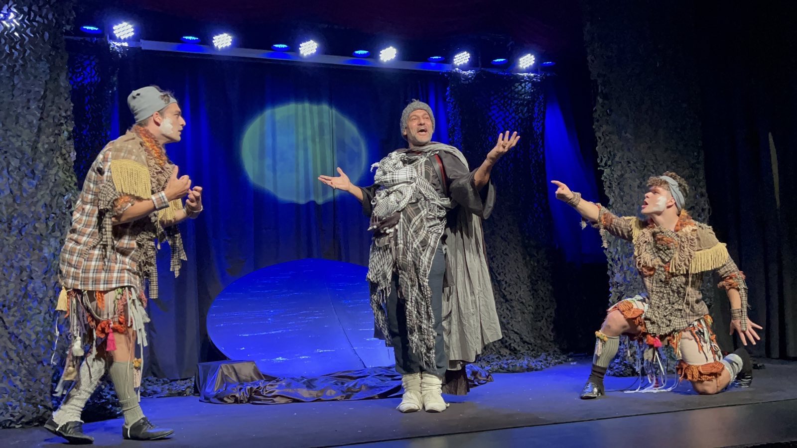 Ο Στέλιος Κρητικός επέστρεψε στο θέατρο με συμπρωταγωνιστές τους γιους του – Σε ποια παράσταση απολαμβάνουμε τον ηθοποιό;