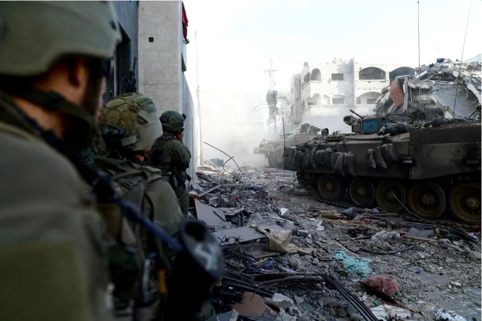 Ισραήλ: Απέκλεισε με άρματα μάχης το νοσοκομείο Αλ Σίφα – Προτείνει να μεταφέρει με ασφάλεια τα μωρά