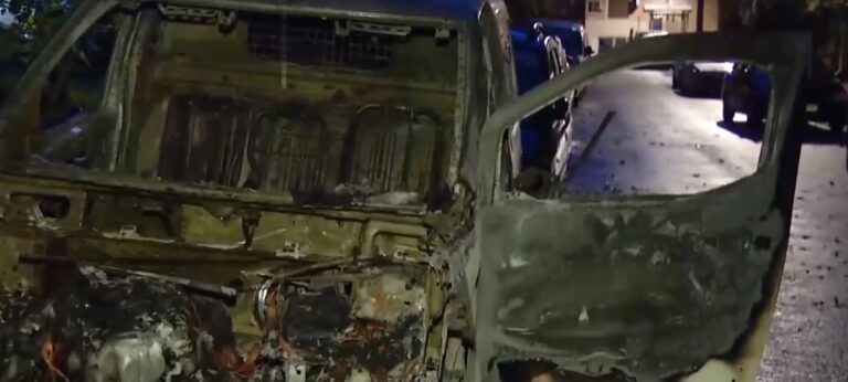 Καισαριανή: Καταδρομική επίθεση 50 ατόμων – Έκαψαν κάδους και έσπασαν τη βιτρίνα καταστήματος