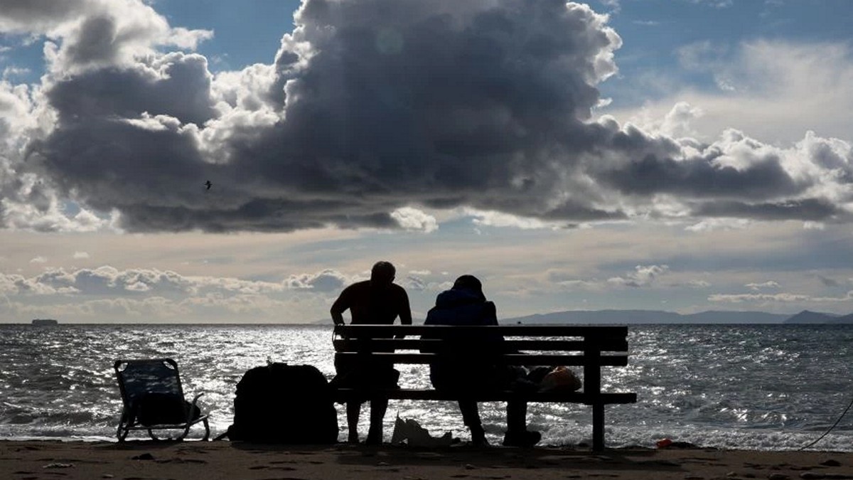 Με δύο «πρόσωπα» ο καιρός: Πού θα βρέξει και πού θυμίζει… άνοιξη – Έντονα φαινόμενα την Τετάρτη