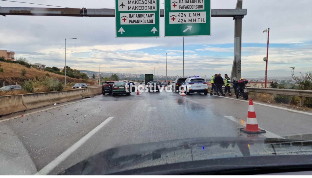 Θεσσαλονίκη: Kαραμπόλα 10 οχημάτων στον Περιφερειακό – Τρεις τραυματίες