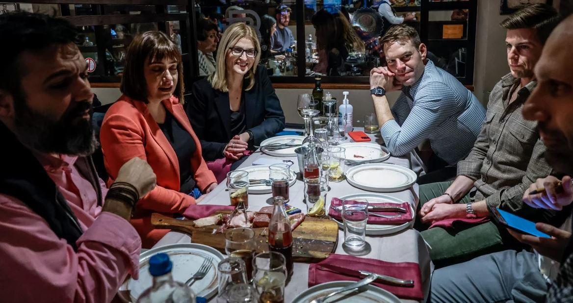 Στέφανος Κασσελάκης: Δείπνο με τον Τάιλερ και στελέχη του ΣΥΡΙΖΑ λίγο πριν από την μάχη της Κεντρικής Επιτροπής