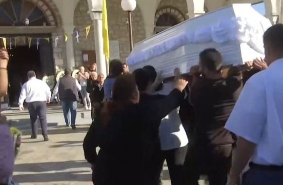 Βοιωτία: Θρήνος και οργή στην κηδεία του 17χρονου στην Αλίαρτο – Λιποθύμησε ο αδελφός του