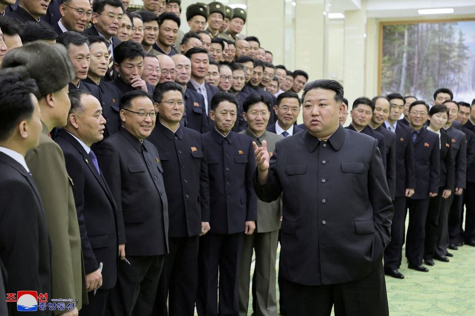 Κιμ Γιονγκ Ουν: Επιθεώρησε δορυφορικές φωτογραφίες με δυνητικούς «στόχους» στη Νότια Κορέα