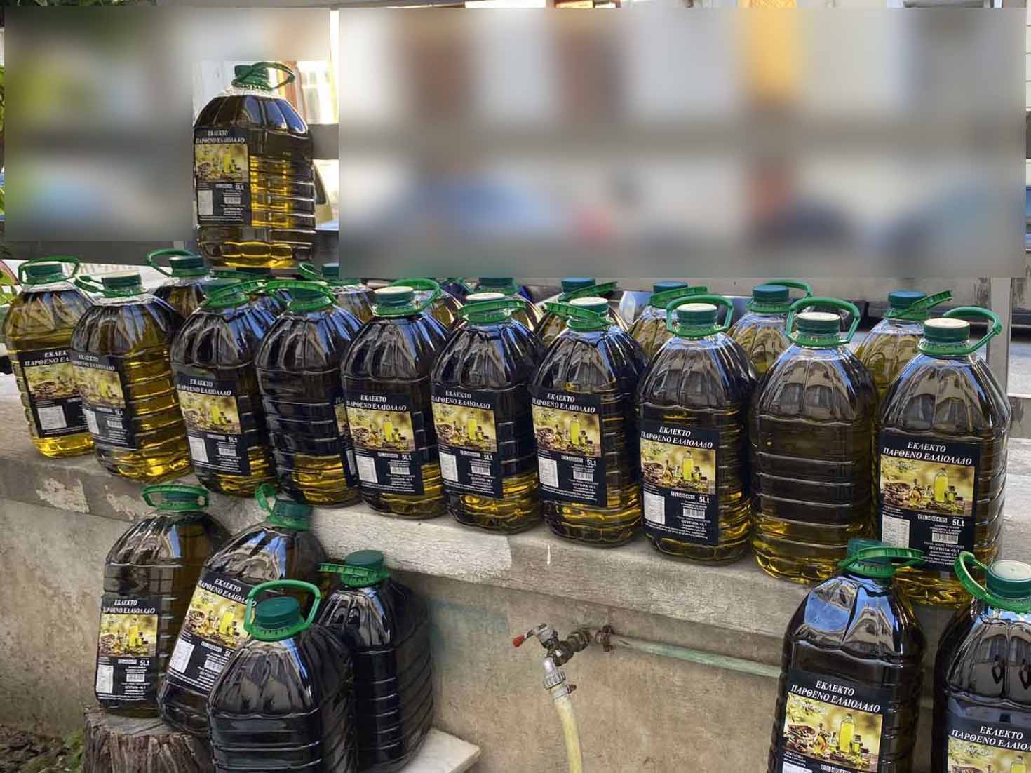 Ελαιόλαδο: Συνελήφθη στον Κολωνό 54χρονος που πωλούσε παράνομα 150 κιλά – Είχε στήσει «μαγαζί» κοντά σε υπαίθρια αγορά