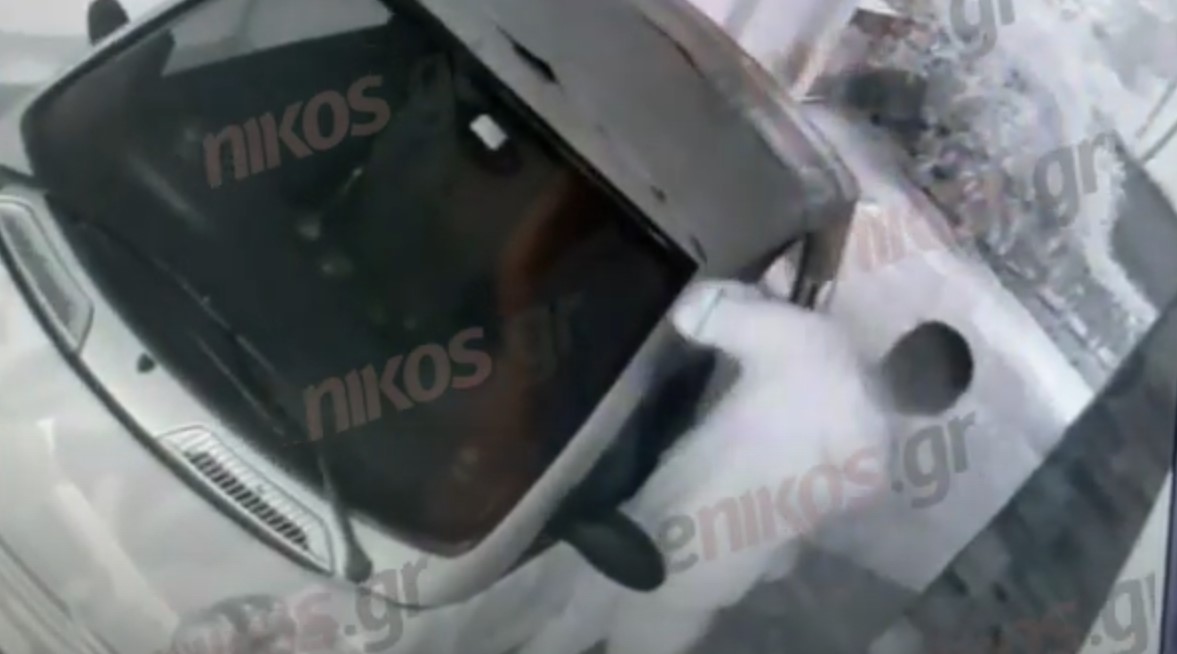 Νίκαια: «Άνοιξε» αυτοκίνητο σαν κονσερβοκούτι μέσα σε δευτερόλεπτα και έκλεψε ό,τι είχε μέσα – ΒΙΝΤΕΟ αναγνώστη
