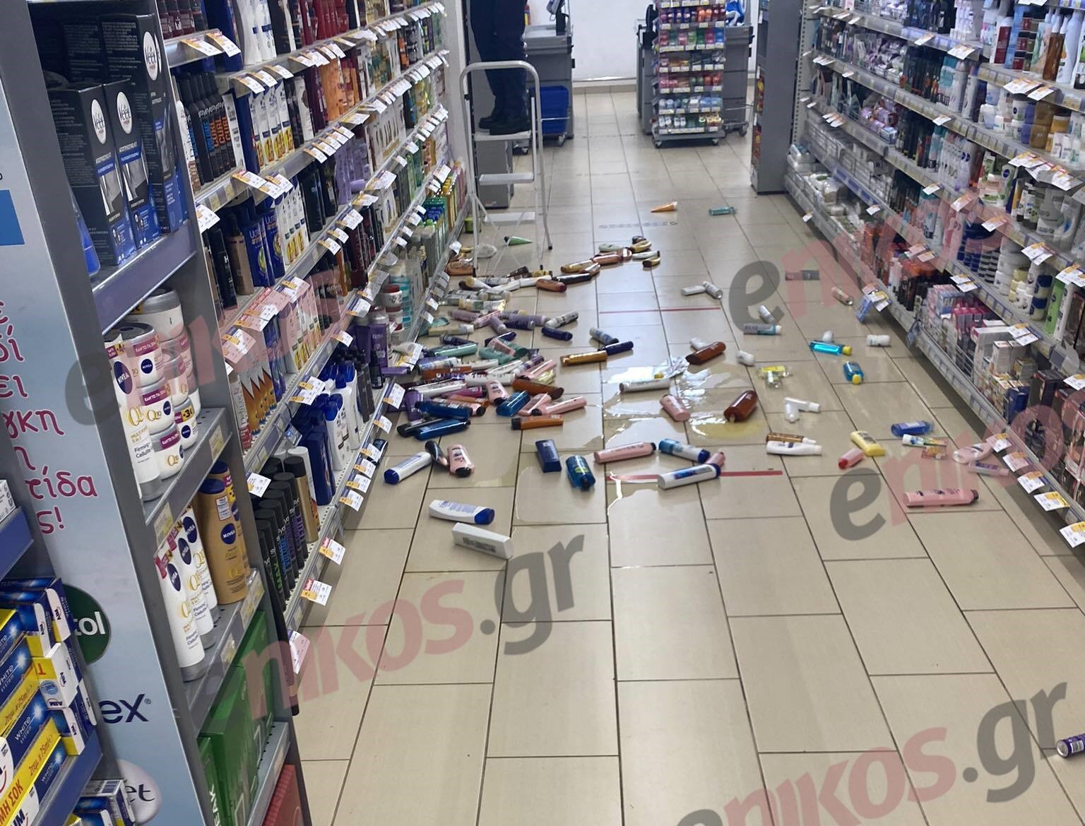 Σεισμός στην Εύβοια: Έπεσαν προϊόντα από τα ράφια σούπερ μάρκετ στο Μαντούδι – Έκλεισαν τα σχολεία – Δείτε φωτογραφίες