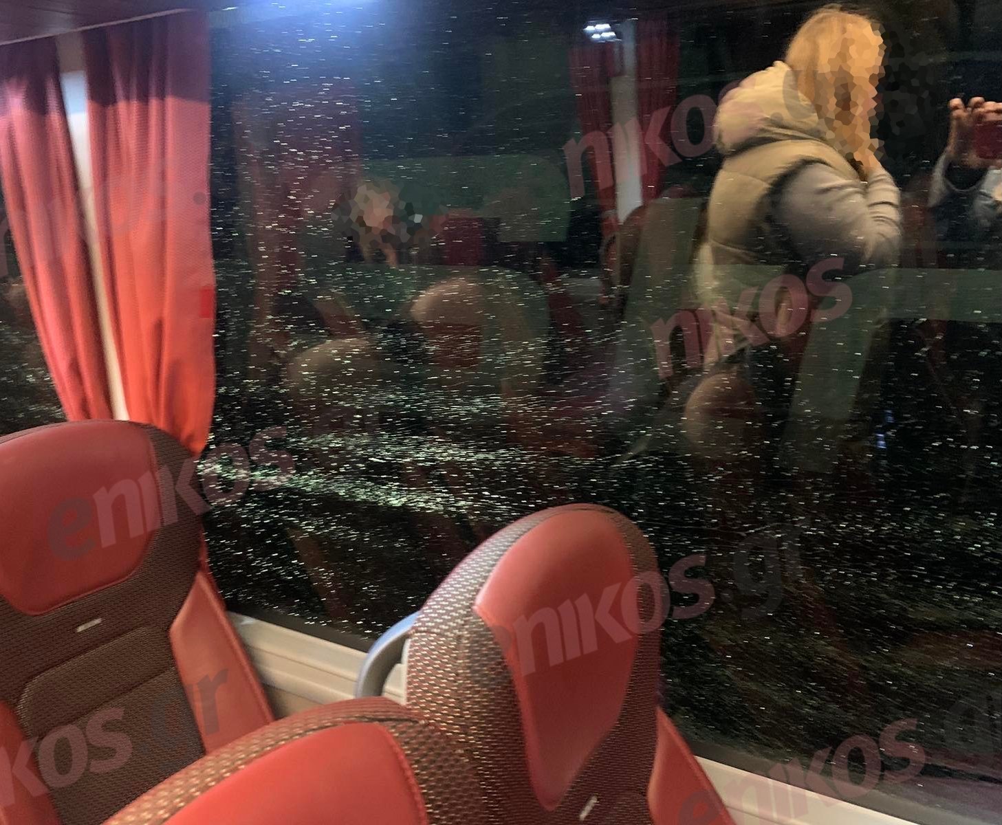 Ένταση με Ρομά στα Μέγαρα: Κλειστή η Εθνική Οδός και στα δυο ρεύματα – Επιτέθηκαν σε λεωφορείο με πολίτες – ΦΩΤΟ