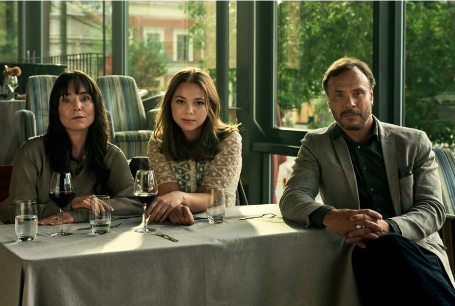 Netflix: Όλα όσα πρέπει να ξέρετε για τη σειρά «Μία Σχεδόν Κανονική Οικογένεια»