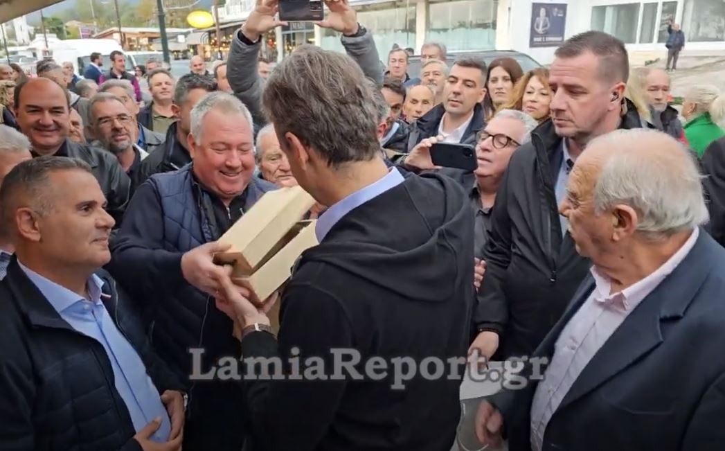 Κυριάκος Μητσοτάκης: Τού έκαναν δώρο ένα ξύλινο «κασελάκι» στα Καμένα Βούρλα – Η αντίδρασή του