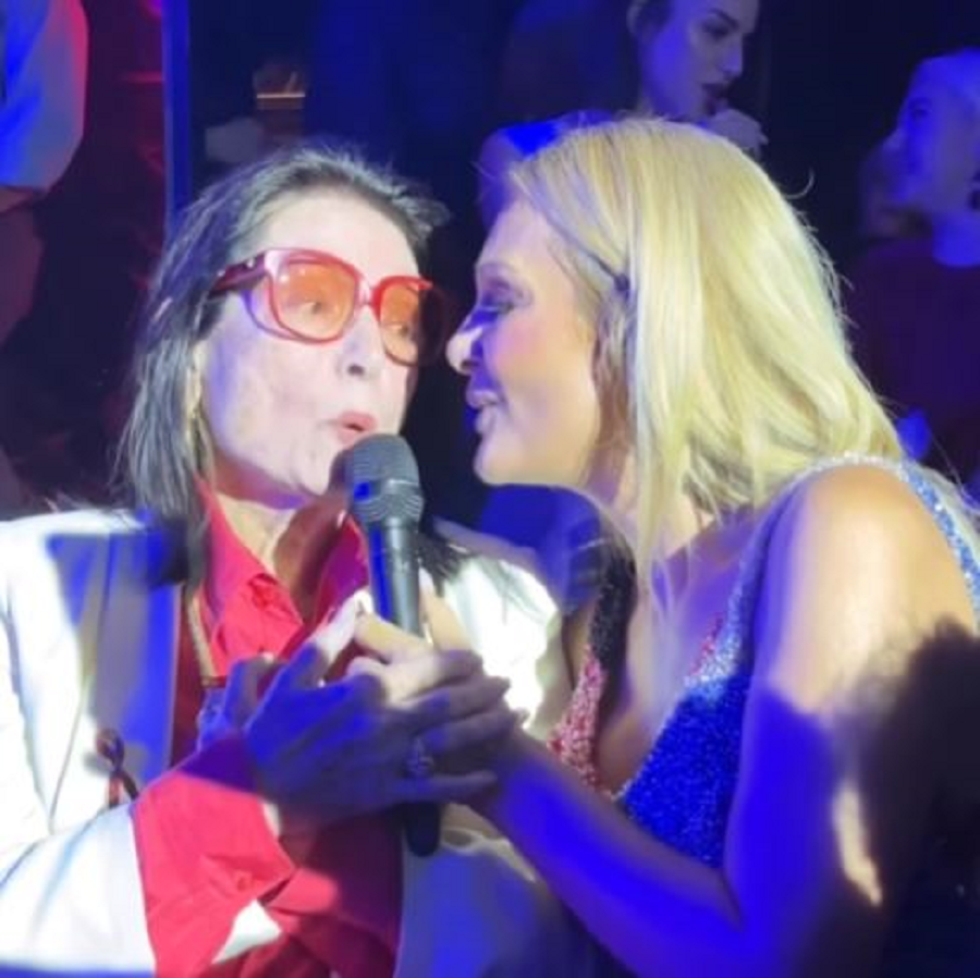 Νάνα Μούσχουρη: Το ντουέτο με την Νατάσα Θεοδωρίδου στα μπουζούκια – ΒΙΝΤΕΟ