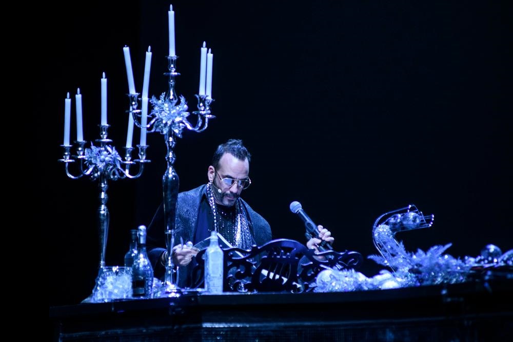 Ο Μουζουράκης ντύνεται Σκρουτζ και ο Μαραντίνης Έλβις στο πιο ροκ Χριστουγεννιάτικο μιούζικαλ