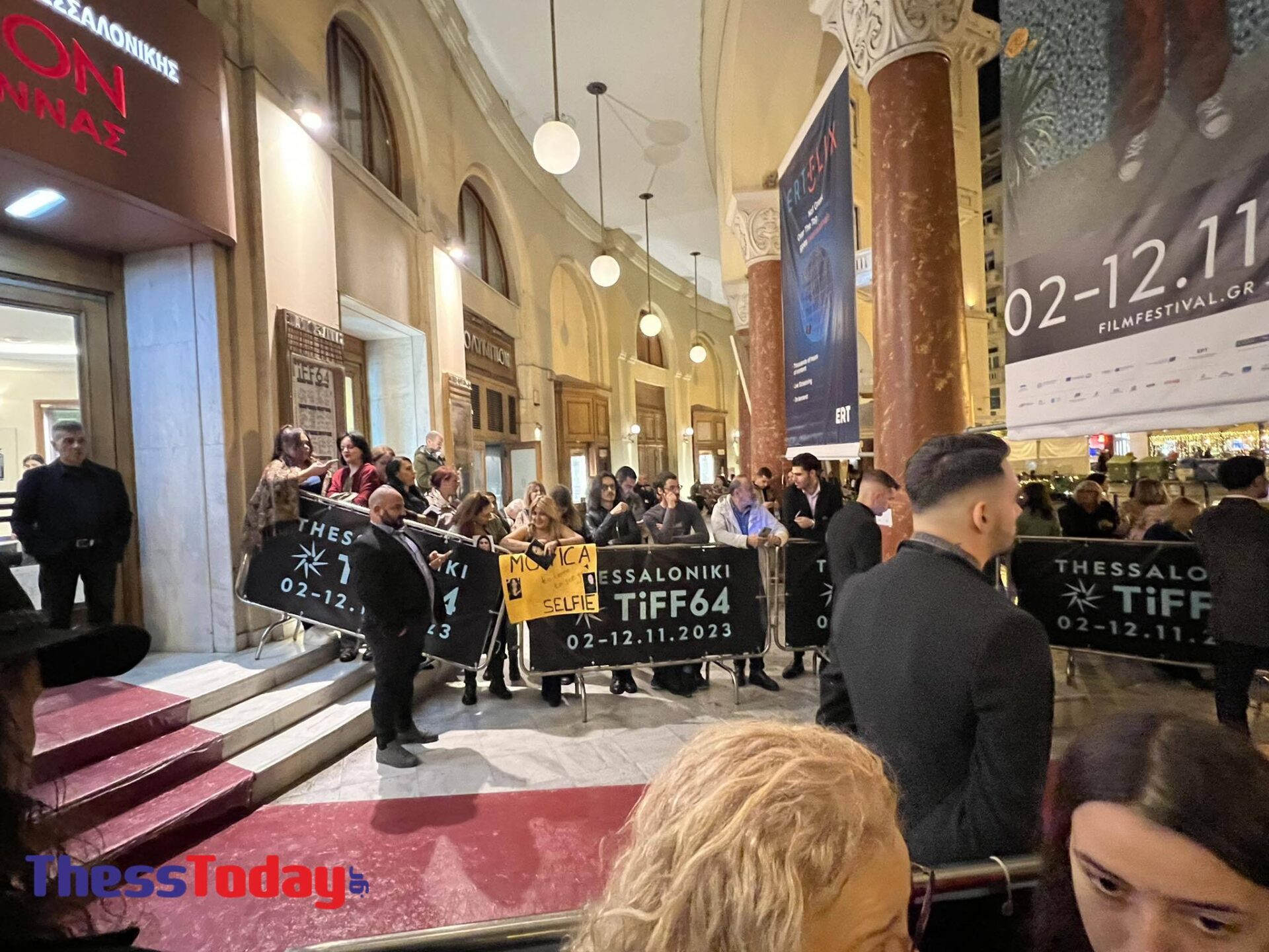 Θεσσαλονίκη: Ουρές έξω από το Ολύμπιον για την Μπελούτσι – «Monica, selfie!» – ΒΙΝΤΕΟ