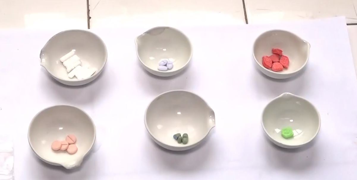 Στα άδυτα του Γενικού Χημείου του Κράτους: Τα νέα είδη ναρκωτικών – Παιδιά στα δίχτυα των εμπόρων