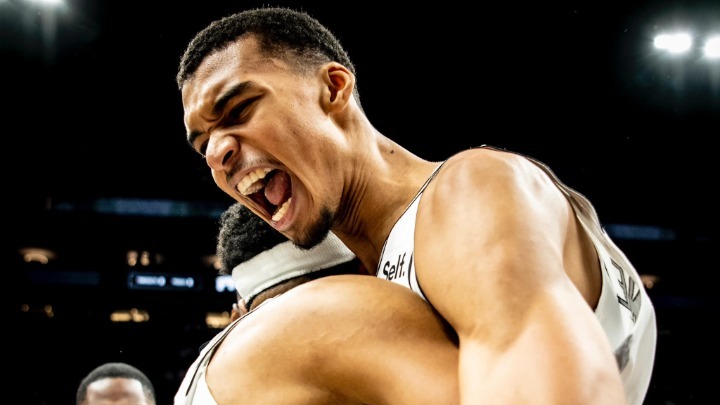 Σανς – Σπερς 114-115: Επική ανατροπή του Σαν Αντόνιο μέσα στο Φοίνιξ – ΒΙΝΤΕΟ