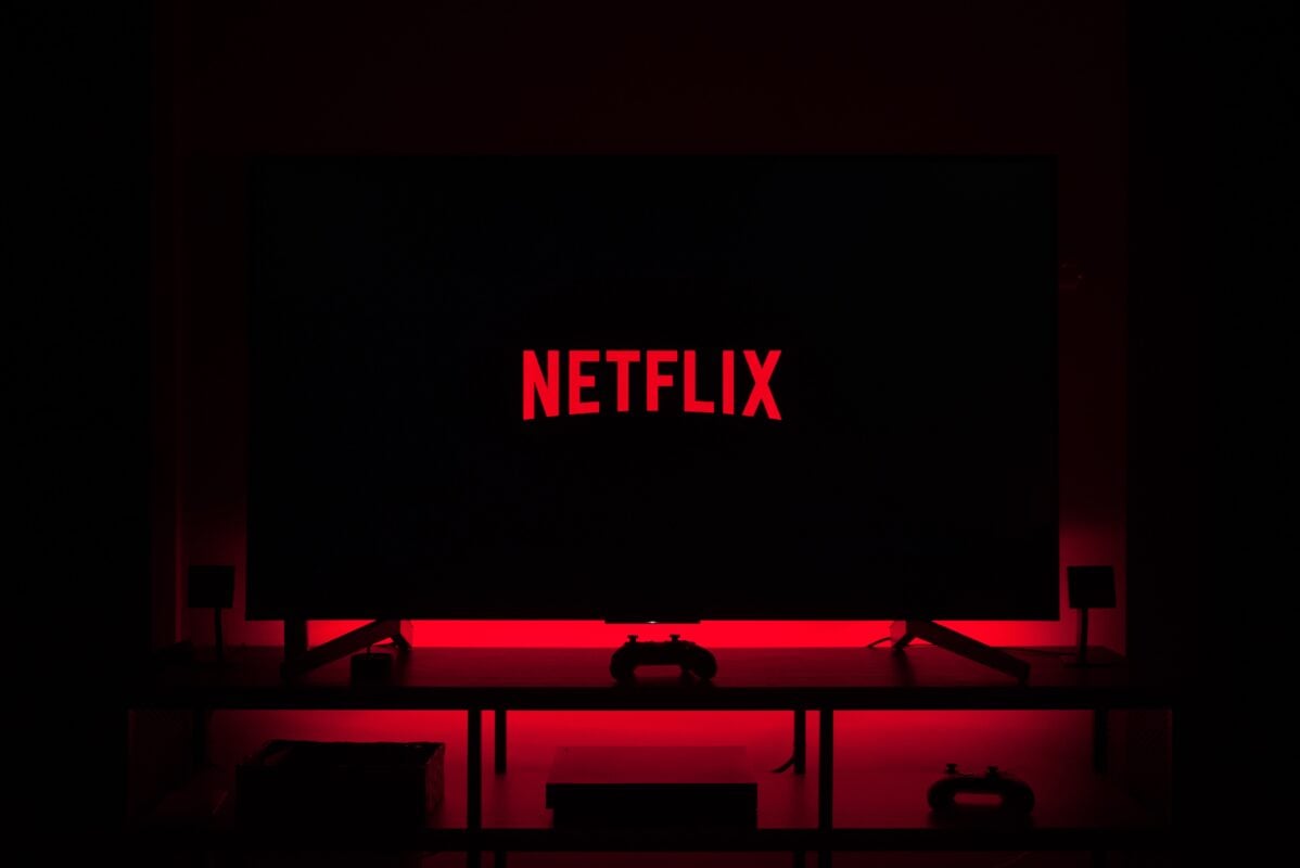 Οι 5 καλύτερες σειρές του Netflix για φθινοπωρινό χουχούλιασμα