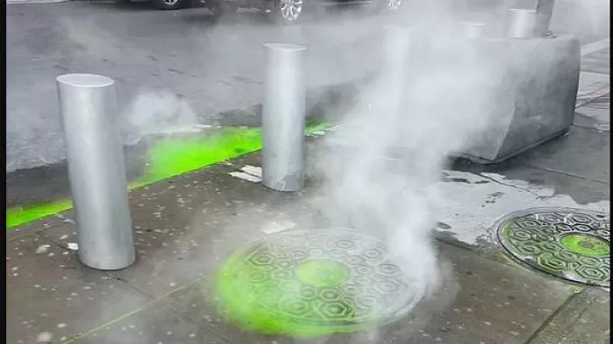 Νέα Υόρκη: «Μυστήρια» πράσινη γλίτσα αναδύεται από τους υπονόμους του Μανχάταν – ΒΙΝΤΕΟ