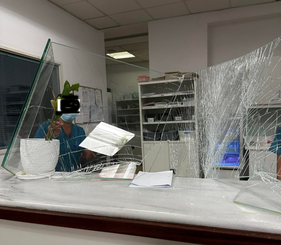 Αγρίνιο: Ασθενής τα έκανε «γυαλιά καρφιά» στο νοσοκομείο – «Μεροκάματο του τρόμου» λέει διασώστης
