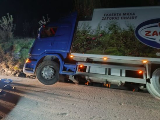 Πήλιο: Νταλίκα έπεσε σε αυλάκι στην Ζαγορά