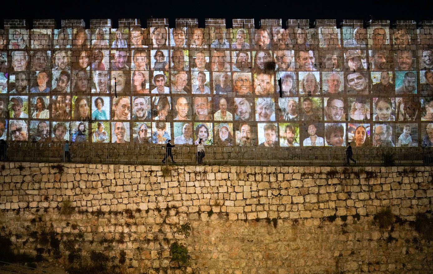 Haaretz: «Θα απελευθερωθούν 30 παιδιά και 20 γυναίκες» – Ποιο είναι το πλαίσιο της συμφωνίας για τους ομήρους