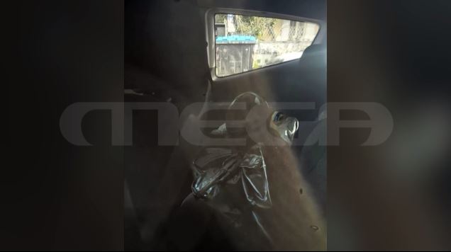 Παλαιό Φάληρο: Φωτογραφία ντοκουμέντο από το καλάσνικοφ που εντοπίστηκε στο κλεμμένο αυτοκίνητο