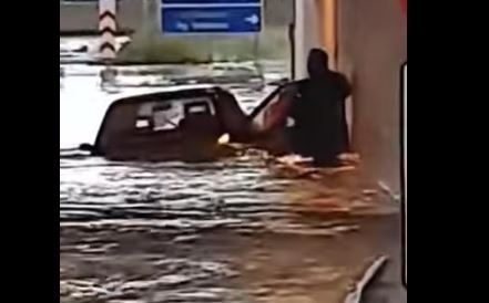 Κακοκαιρία στην Πάτρα: Γυναίκα εγκλωβίστηκε κάτω από γέφυρα