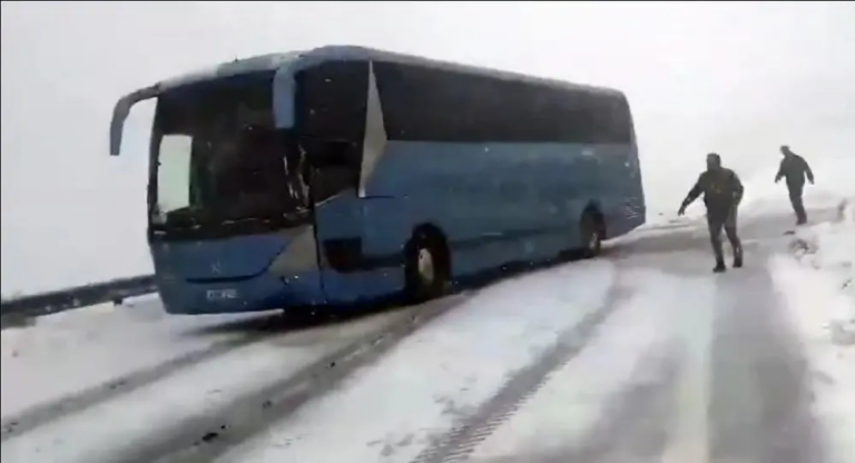 Θεσσαλονίκη: Ολοκληρώθηκε ο απεγκλωβισμός των 45 επιβατών λεωφορείου που ακινητοποιήθηκε στο χιονοδρομικό Καϊμακτσαλάν