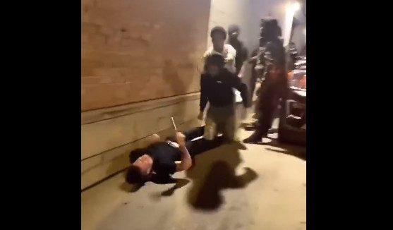 Βίντεο: 20χρονος ζήτησε selfie από ράπερ και οι σωματοφύλακες του τον πλάκωσαν στο ξύλο