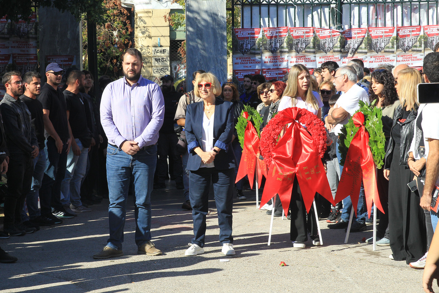 Πολυτεχνείο: Κατάθεση στεφάνων από αντιπροσωπείες του ΚΚΕ και της ΚΝΕ