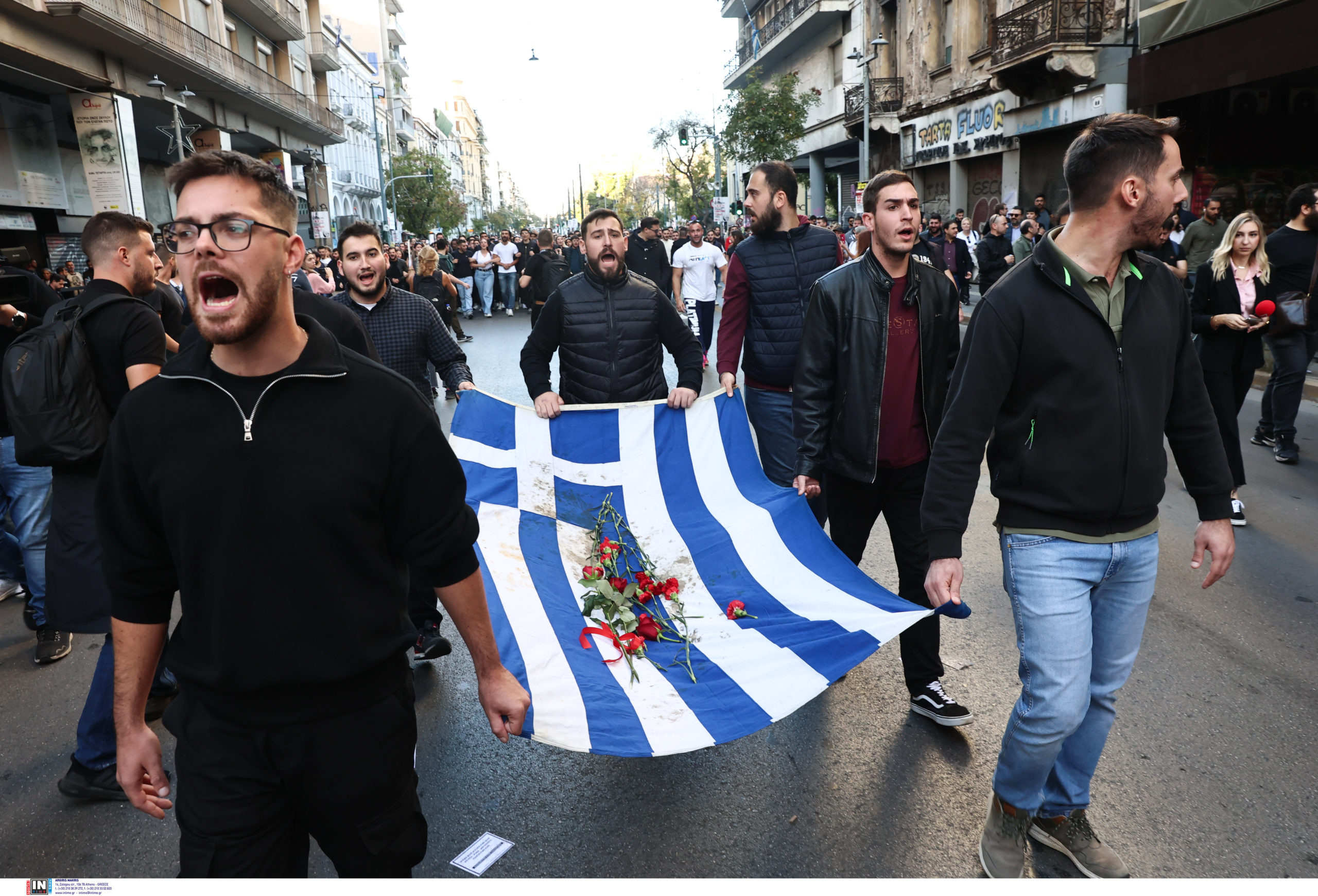 Πολυτεχνείο: Η πορεία με την αιματοβαμμένη σημαία – ΦΩΤΟ