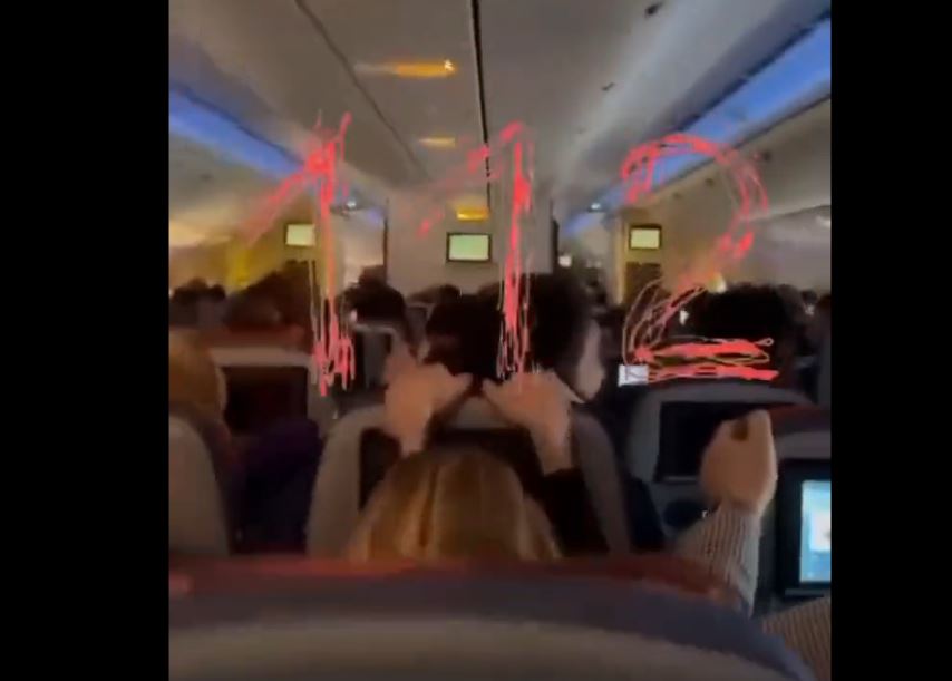 Τρόμος σε πτήση – Τραυματίστηκε στο κεφάλι γυναίκα λόγω των έντονων αναταράξεων – ΒΙΝΤΕΟ