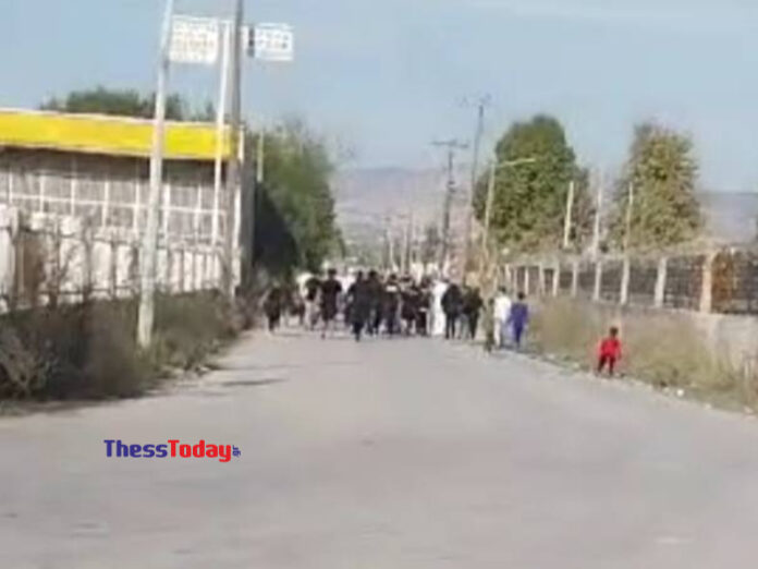 Θεσσαλονίκη: Στους δρόμους οι Ρομά για τον θάνατο του 17χρονου στη Βοιωτία – Έστησαν πύρινα οδοφράγματα – ΒΙΝΤΕΟ
