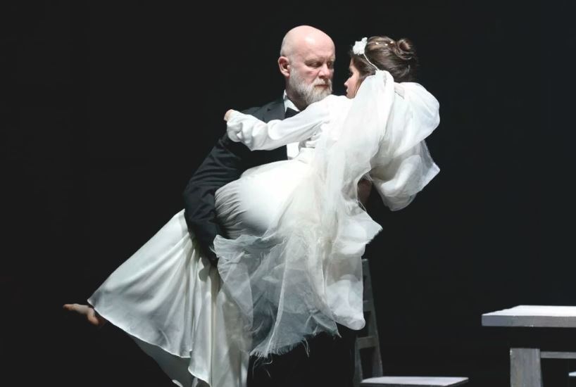 Ατύχημα στην παράσταση «Ρωμαίος και Ιουλιέτα» – Δύο ηθοποιοί έπεσαν από «μπαλκόνι»