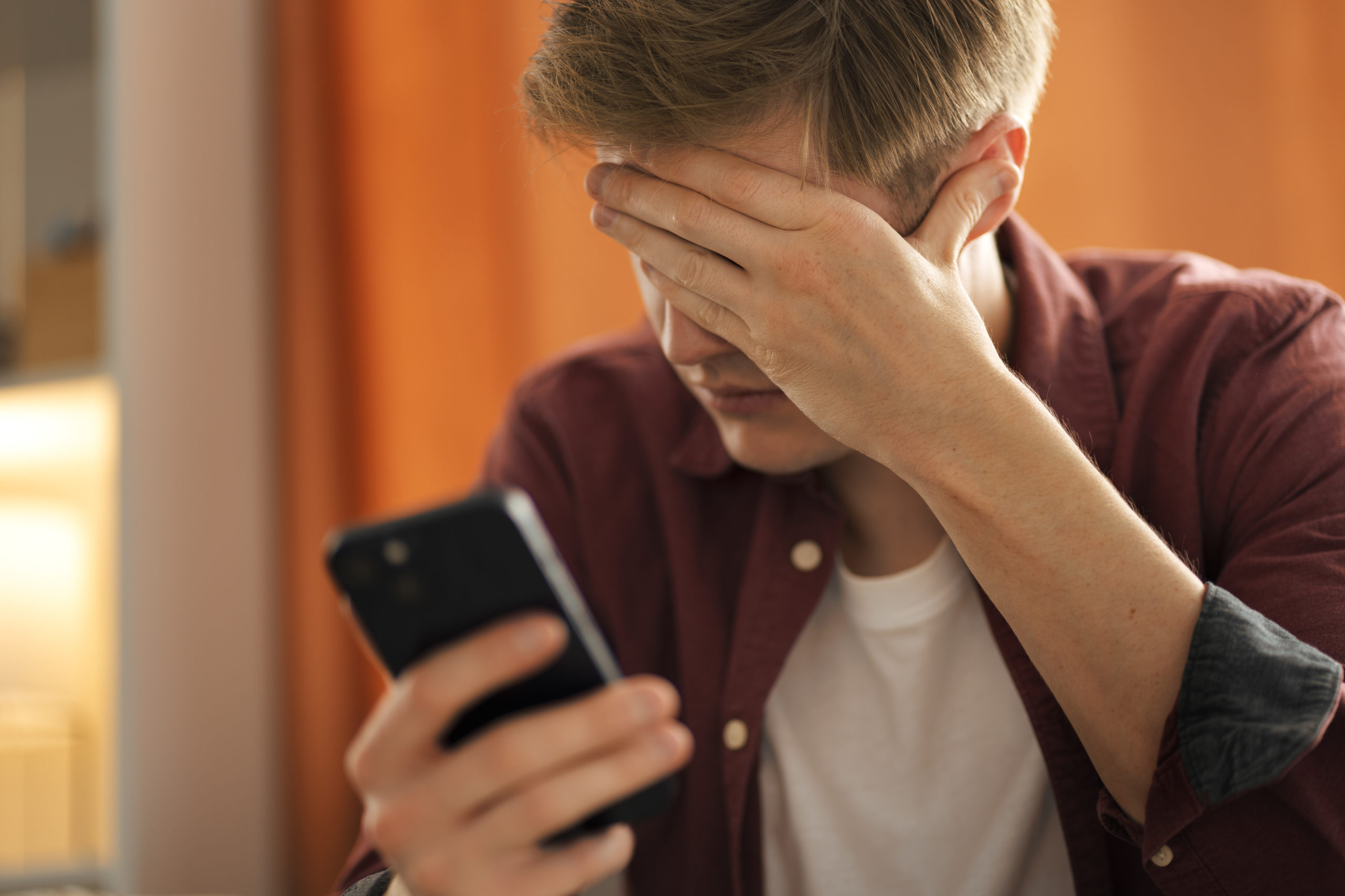 Προσοχή νέα απάτη μέσω SMS: Τι είναι το «smishing» – Πώς να εντοπίσετε τα ύποπτα μηνύματα