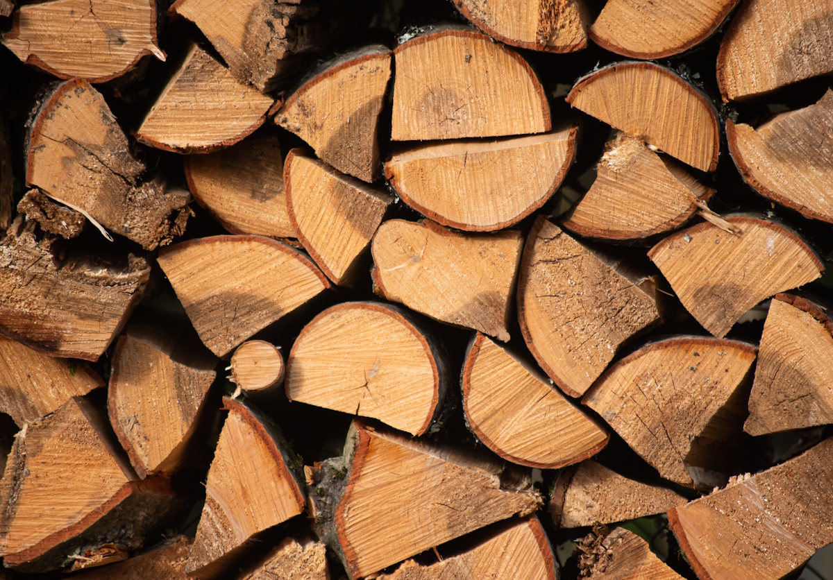 Πώς να αποθηκεύσετε σωστά τα ξύλα για το τζάκι
