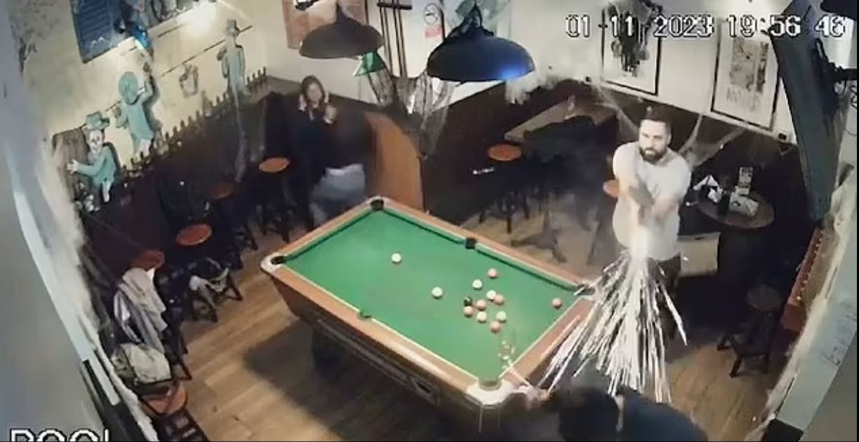 Τον πυροβόλησε για μια παρτίδα μπιλιάρδο – Συγκλονιστικό βίντεο