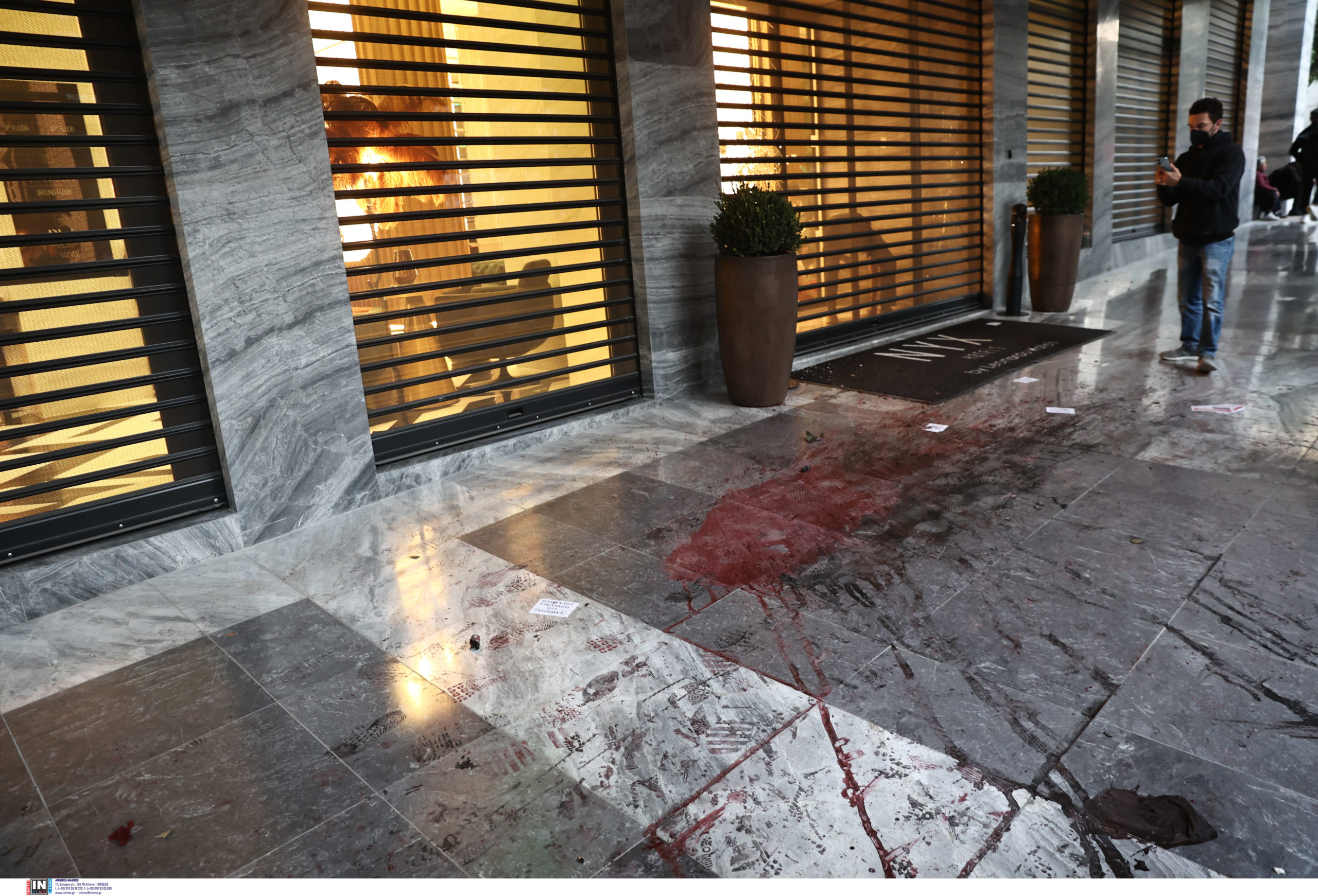 Ένταση στη Σταδίου – Έσπασαν τζαμαρίες ξενοδοχείου