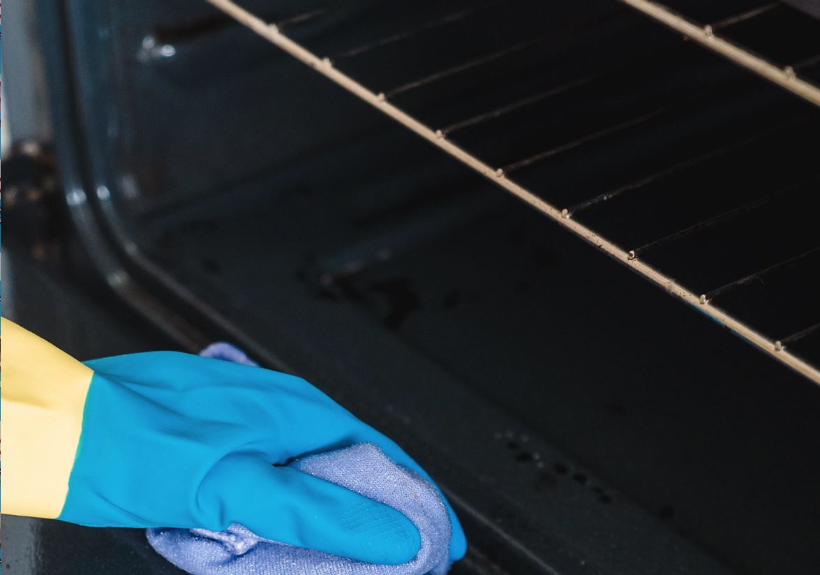 Φούρνος: Το κόλπο με αυτό το υλικό θα κάνει τις σχάρες να λάμπουν σαν καινούργιες