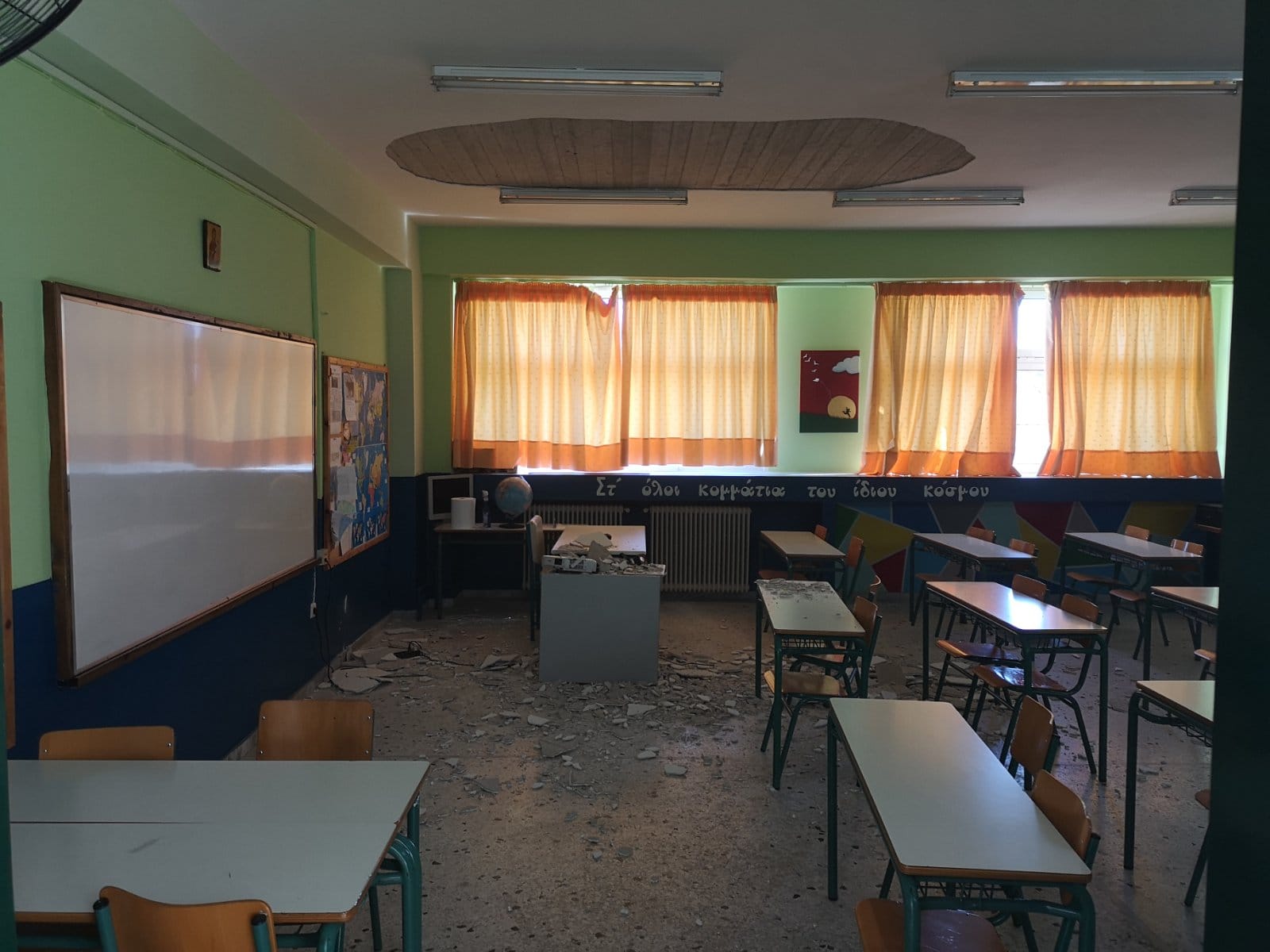 Αιγάλεω: Κατέρρευσε τμήμα της οροφής σε τάξη δημοτικού σχολείου – Από θαύμα γλίτωσαν μαθητές και εκπαιδευτικοί – ΒΙΝΤΕΟ