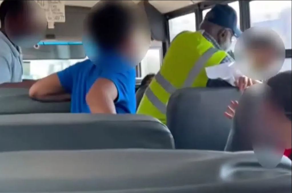 Ανατριχιαστικό βίντεο: Οδηγός σχολικού λεωφορείου σπρώχνει και προσπαθεί να πνίξει μαθητή